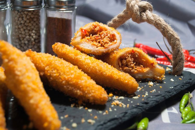 Ilustrasi roti goreng isi daging pedas. 