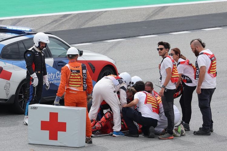 Pebalap Ducato, Francesco Bagnaia, mendapat pertolongan medis setelah mengalami kecelakaan highside pada MotoGP Catalunya 2023 di Circuit de Barcelona-Catalunya, Minggu (3/9/2023) malam WIB. (Photo by LLUIS GENE / AFP)(AFP/LLUIS GENE)  