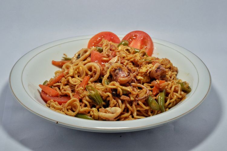 ilustrasi mie goreng cumi