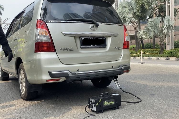 Proses tilang uji emisi kendaraan, ada ambang batas radikal bebas yang harus ditaati(Kompas.com/Daafa Alhaqqy)  