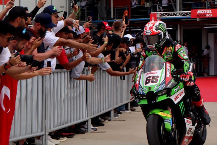 Pembalap Jonathan Rea disambut fans saat menuju parc ferme (tempat parkir khusus pembalap yang naik podium) usai Race 1 World Superbike 2022 di Sirkuit Pertamina Mandalika, Lombok, Nusa Tenggara Barat, Sabtu (12/11/2022) sore.(KOMPAS.COM/SUCI RAHAYU)  