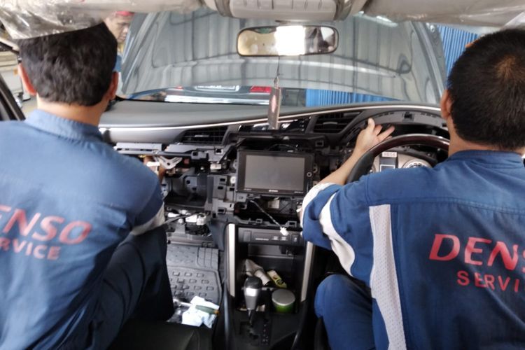 Harus diakui mayoritas pemilik mobil tidak fokus dalam merawat AC mobil. Perawatan biasanya hanya dilakukan di bengkel resmi saat servis berkala, dan datang ke bengkel saat AC tidak dingin.(KOMPAS.com/Gilang)  