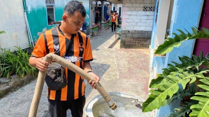 Penyaluran air bersih untuk warga di Kelurahan Semabung Lama RT09 dari BPBD Kota Pangkalpinang, Rabu (6/9/2023) 