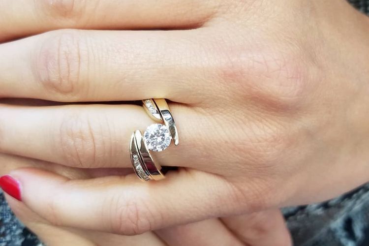 Ilustrasi cincin tunangan dengan setting tension()  