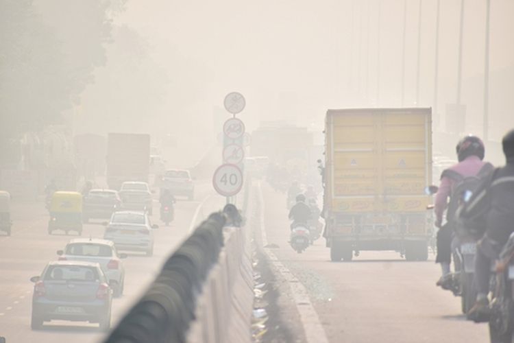 Ilustrasi polusi udara. Kasus ISPA di Jabodetabek sudah tembus 200 ribu akibat polusi udara, para ahli kesehatan menyarankan untuk kembali memakai masker dan tidak bakar sampah.(Shutterstock/Sudarshan Jha)  