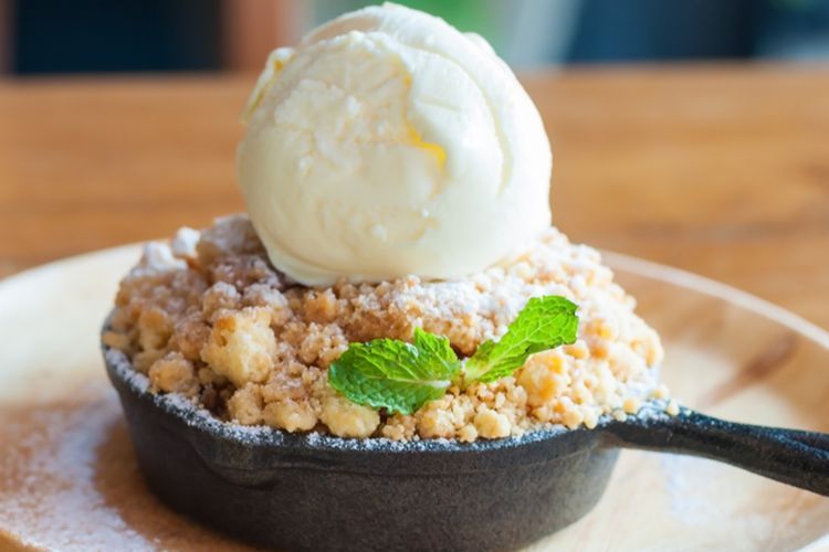 Ilustrasi apple crumble. 