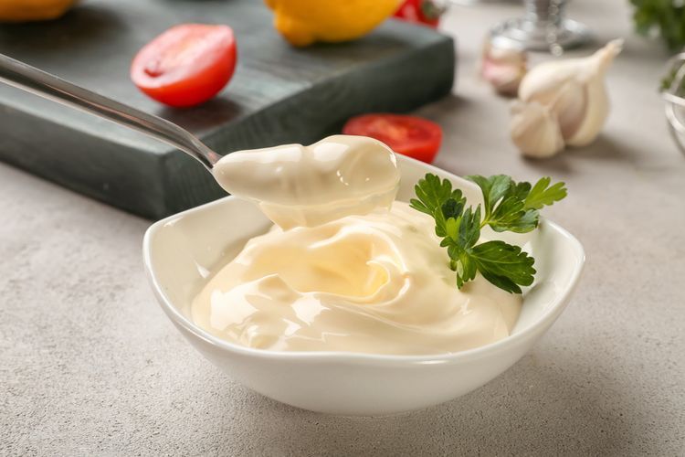 Mayones adalah emulsifikasi antara minyak, kuning telur mentah, dan cairan asam seperti cuka atau air lemon.