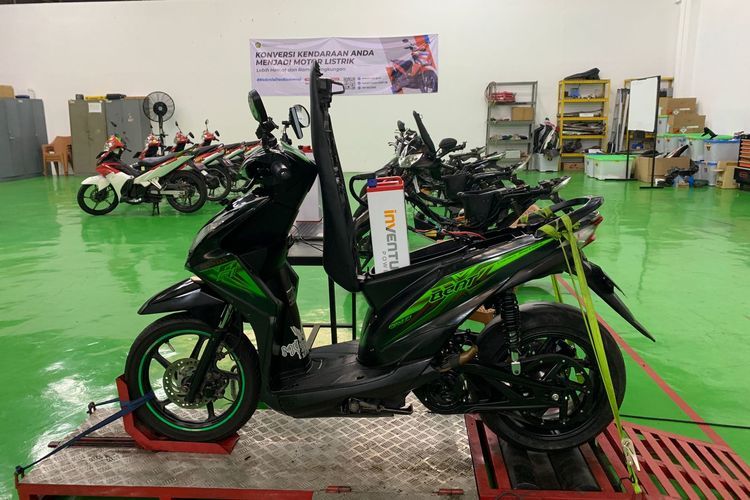 Sebuah motor listrik konversi berada di bengkel konversi Balai Besar Survei dan Pengujian KEBTKE Kementerian ESDM(KOMPAS.com/DIO DANANJAYA)  