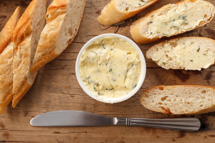 Garlic butter terbuat dari mentega dan tumis bawang putih.   