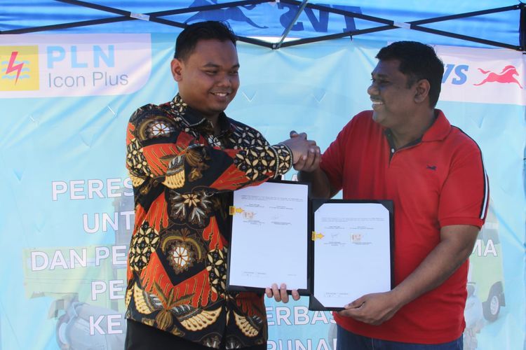 PLN ICON PLUS bekerja sama dengan PT TVS Motor Company Indonesia dalam hal pengembangan ekosistem kendaraan berbasis listrik dan turunannya di TVS Motor Company Indonesia Factory (Dok. TVS Motor)  
