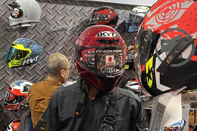Beli Helm Motor buat Pemula, Pilih yang Model Half Face atau Full Face