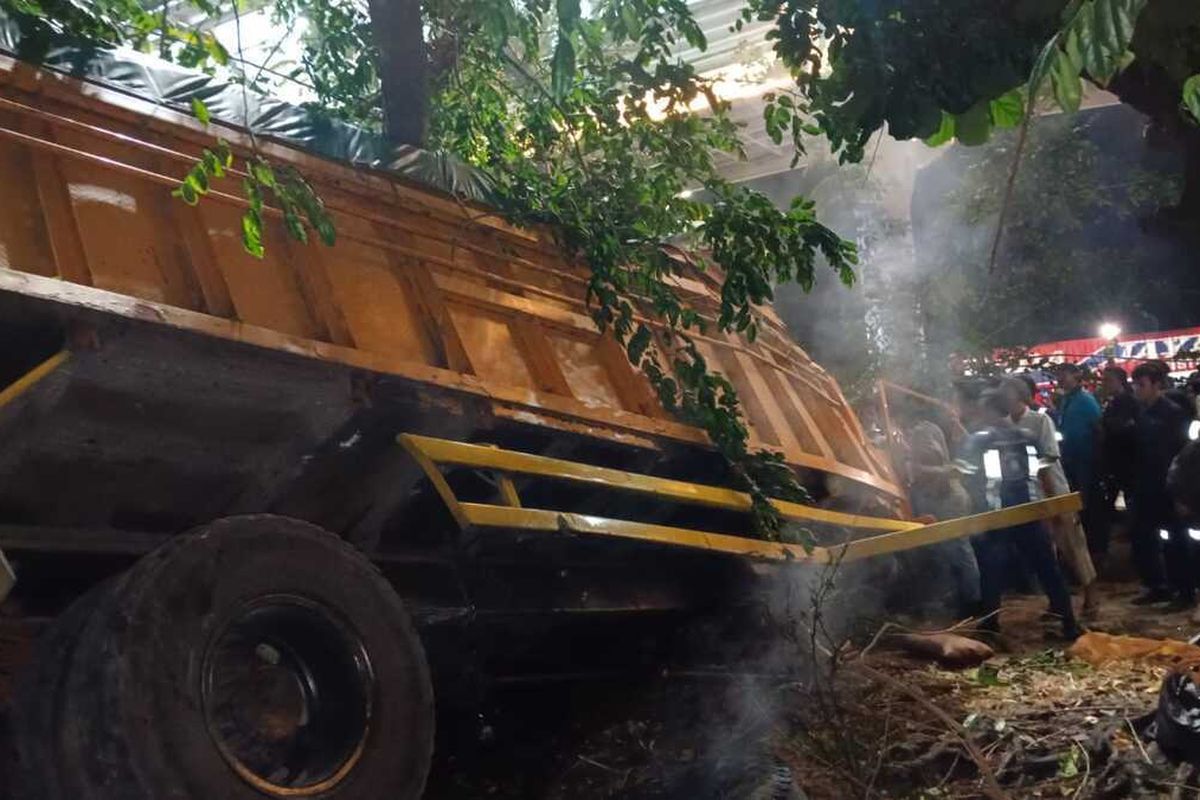 Kondisi truk yang mengalami kecelakaan di Pelabuhan Bakauheni, Sabtu (23/9/2023) malam.(KOMPAS.COM/DOK. KSKP Bakauheni)  