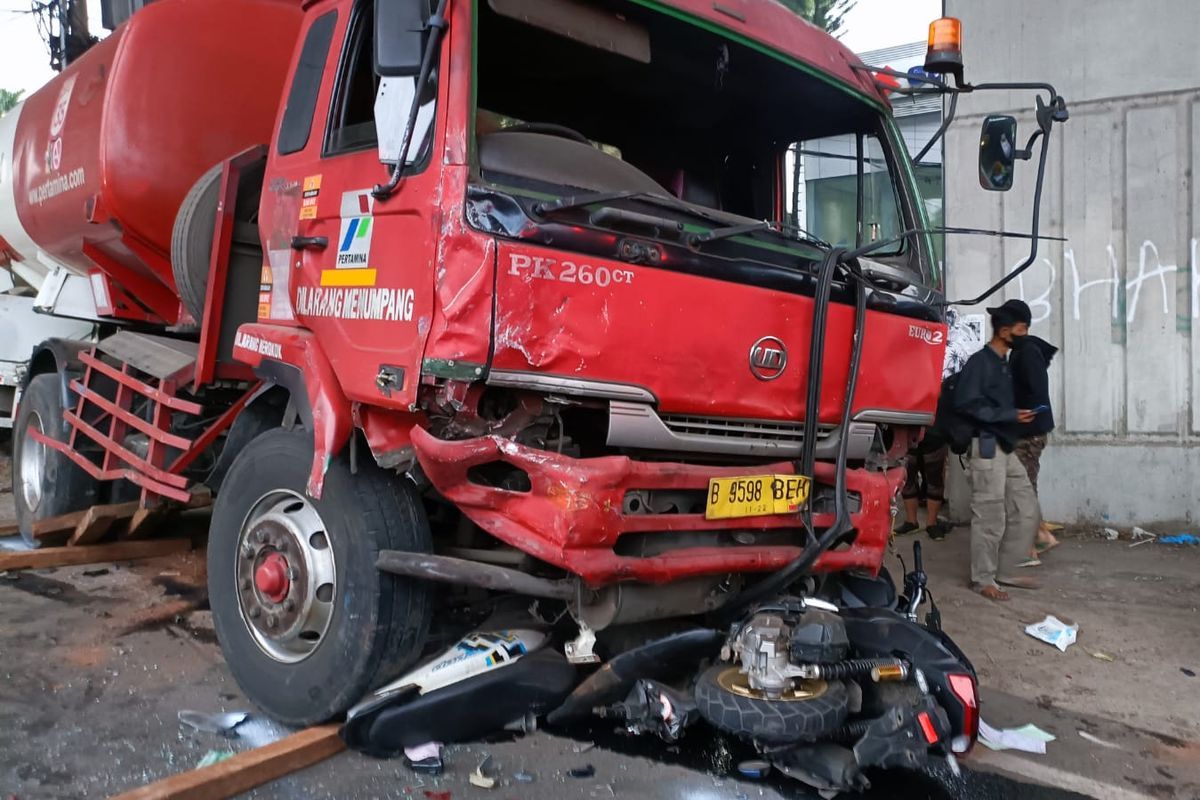 Polda Metro Jaya menyebut bahwa delapan orang meninggal dalam insiden kecelakaan truk Pertamina menabrak sejumlah pengendara motor di ruas Jalan Alternatif Cibubur, Bekasi, Jawa Barat, Senin (18/7/2022).(KOMPAS.com/Joy Andre)  