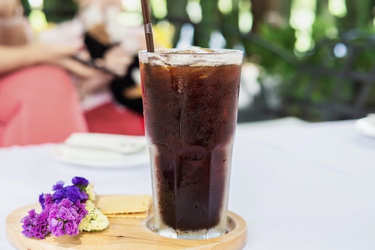 Ilustasi ice americano sebagai salah satu jenis kopi dingin atau cold brew.  