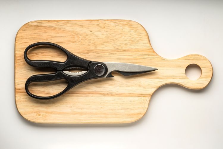 Gunting dapur yang berkarat bisa dibersihkan dengan perasan lemon.  