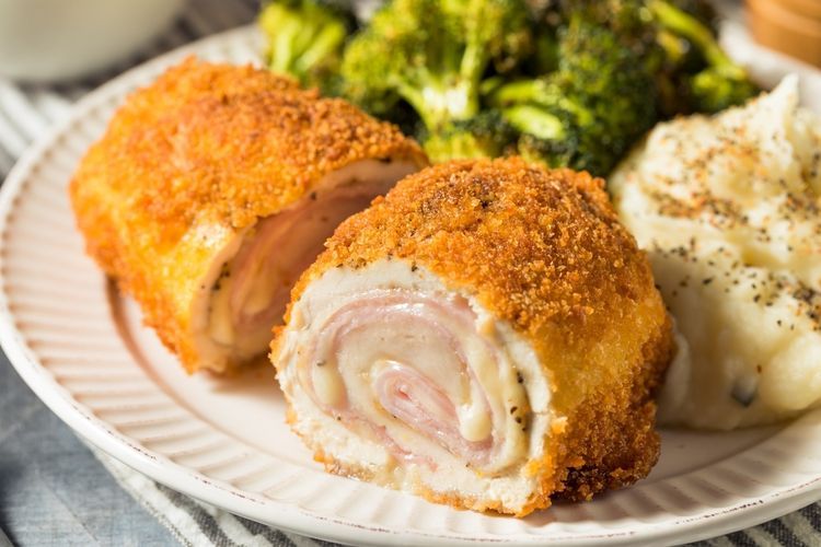 Ilustrasi chicken cordon bleu. 