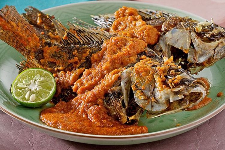 Sambal pecak ikan mujair.   
