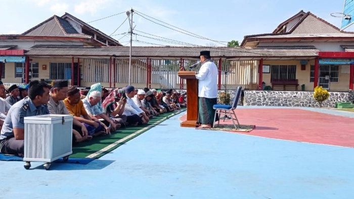 Petugas dan Ratusan Warga Binaan (WBP) Lapas Pangkalpinang melaksanakan Sholat Istisqa   