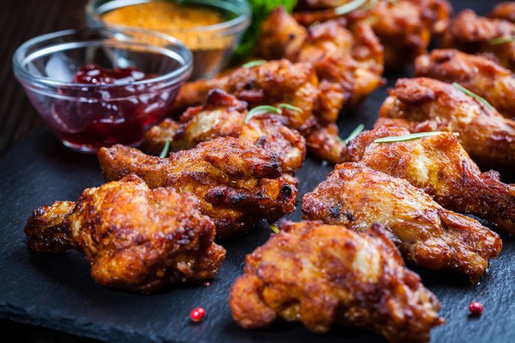Ilustrasi sayap ayam barbeque.   