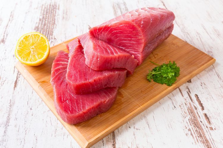ilustrasi tuna mentah.  