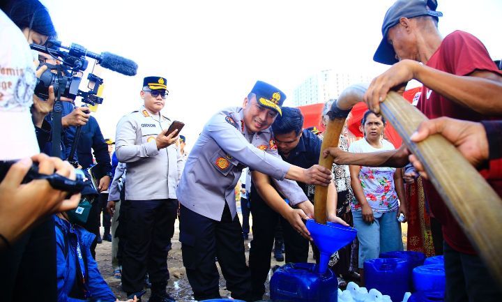 Hari Jadi Ke-72 Humas Polri Dirayakan Dengan Berbagi Air Bersih
