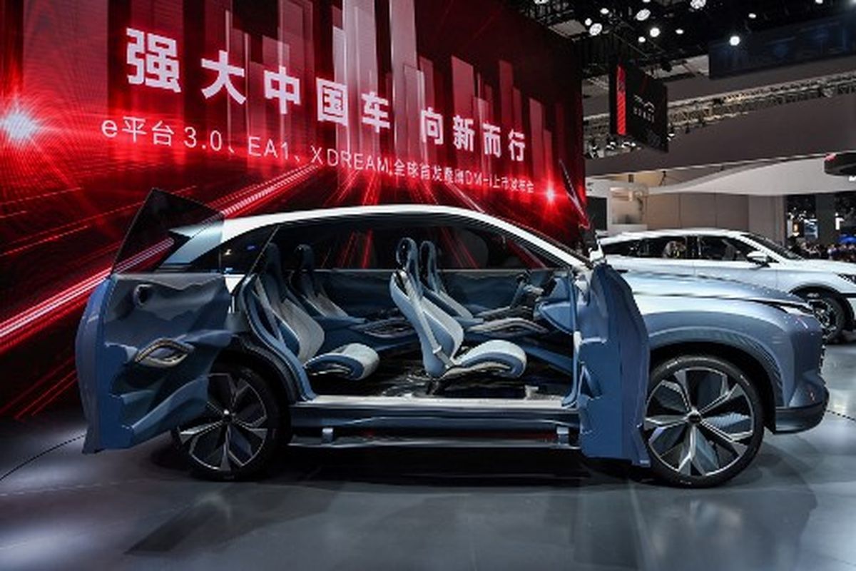 Sebuah mobil BYD EA1 Xdream terlihat selama Pameran Industri Otomotif Internasional Shanghai ke-19 di Shanghai pada 19 April 2021. (AFP PHOTO/HECTOR RETAMAL)  