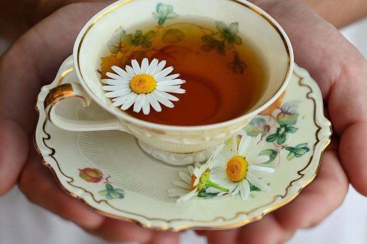 Beberapa teh herbal diyakini mampu membantu sebagai cara mengatasi tenggorokan gatal, salah satunya teh chamomile.(PIXABAY/NATALIE_COROT)  