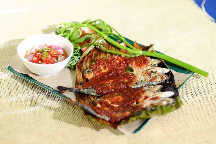 Ilustras ikan kembung bakar.
