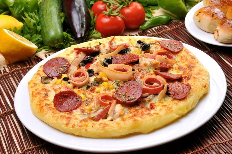 Pizza bisa memicu hipertensi kambuh karena kudapan ini tinggi natrium dan lemak jenuh.  