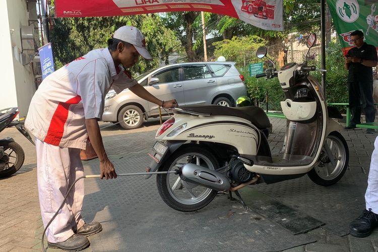 Ilustrasi uji emisi motor di bengkel Honda AHASS(KOMPAS.com/DIO DANANJAYA)  