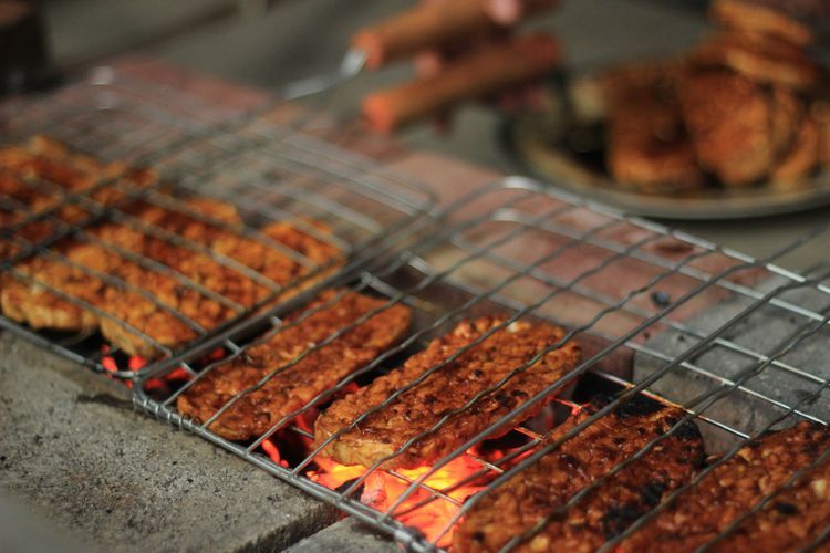 Ilustrasi tempe bakar.  