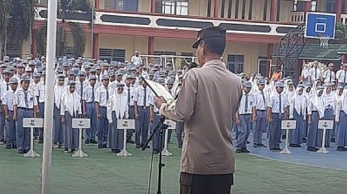 Wakapolsek Taman Sari Iptu Hardi saat memberikan himbauan di SMKN 2 Pangkalpinang. 