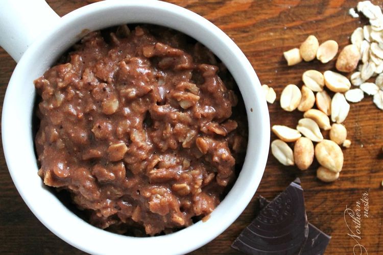 Ilustrasi oatmeal coklat topping susu kental manis. Tambahan bahan-bahan dengan kandungan gula tinggi pada oatmeal dapat menurunkan gizi sekaligus meningkatkan kadar kalori.(DOK. Northernnester)  