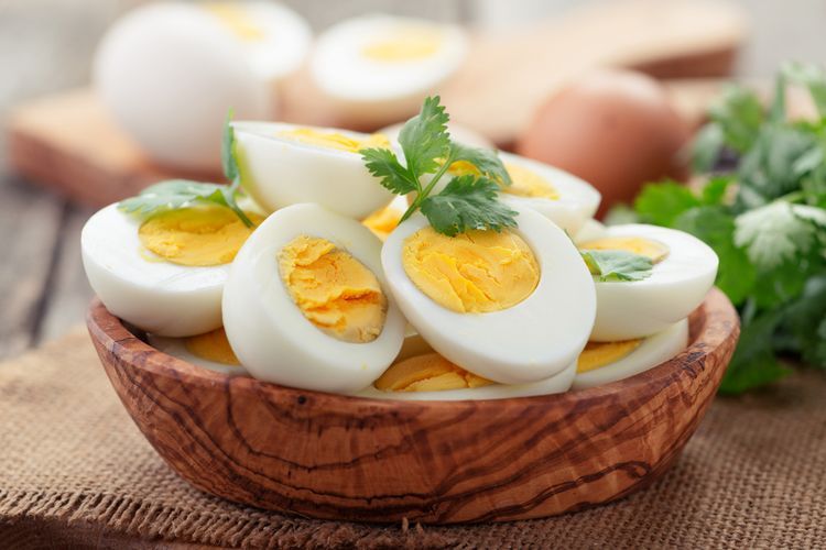 Putih telur mengandung lebih banyak protein, tetapi rendah nutrisi lain. Sedangkan, kuning telur lebih kaya nutrisi, tetapi mengandung kolesterol. Para ahli mengatakan orang sehat makan telur utuh setiap hari tidak masalah. (SHUTTERSTOCK/NELEA33)  