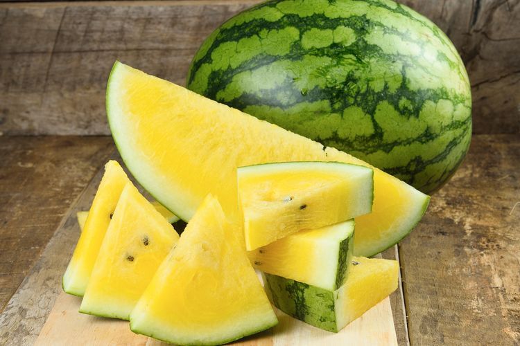 Ilustrasi semangka kuning. Mengonsumsi semangka kuning berlebihan dapat menaikkan kadar gula darah, terutama pada penderita diabetes.(SHUTTERSTOCK/DEENIDA)  
