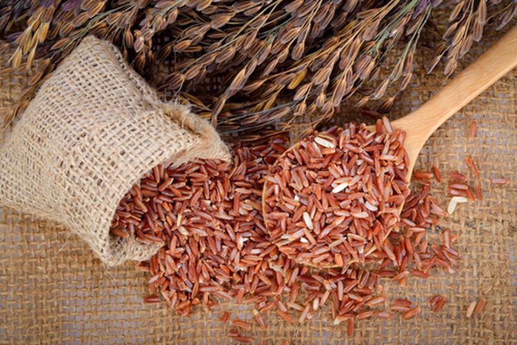 Manfaat beras merah, meliputi kontrol kadar gula darah dan berat badan. 