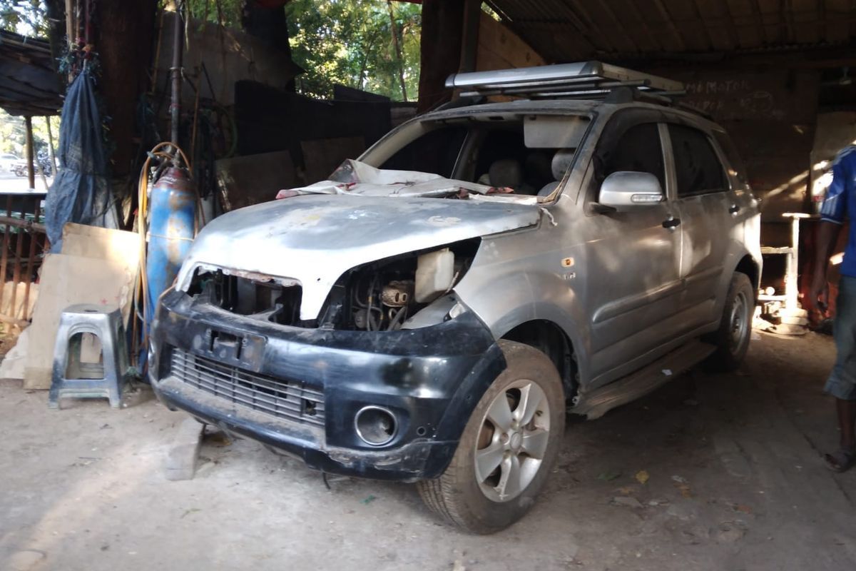 Bengkel perbaikan bodi mobil punya berbagai pilihan mulai dari bengkel resmi sampai body repair atau reparasi pinggir jalan yang biasa dikenal dengan sebutan cat duco.(KOMPAS.com/Gilang)  