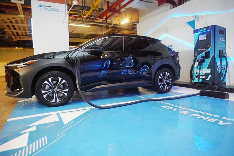 TAM Hadirkan Privilege Parking dan Charging Station Pertama untuk EV Toyota di Mall?Direktur Utama PT Toyota-Astra Motor (TAM) Hiroyuki Ueda (kiri), Wakil Presiden Direktur TAM Henry Tanoto (kedua kanan), disaksikan CEO Agung Sedayu Group Alexander H. Kusuma (kedua kiri) dan CMO ASHTA Frans Kurnia Arsianto (kanan) tengah melakukan pengisian daya listrik ke Toyota bZ4X, saat meresmikan area privilege parking dan charging station untuk electrification vehicle (EV) Toyota, di ASHTA District Mall, Jakarta Selatan, Selasa (3/10). Keberadaan area privilege parking dan charging station pada mall yang berlokasi di pusat kawasan bisnis Jakarta merupakan wujud komitmen Toyota untuk menghadirkan ekosistem yang mendukung mobilitas kendaraan elektrifikasi yang terdiri dari Battery Electric Vehicle (BEV), Plug-in Hybrid Electric Vehicle (PHEV), dan Hybrid Electric Vehicle (HEV) Toyota sebagai bagian dari Total Mobility Solution yang lengkap dan berkelanjut(Toyota Astra Motor)  