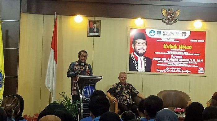 Ketua MK Anwar Usman ketika memberikan kuliah umum di Ruang Peradaban Gedung Rektorat UBB.    