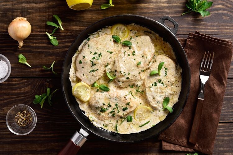 Ilustrasi garlic chicken creamy yang lembut dan lumer. 