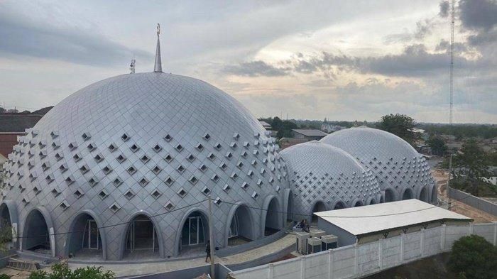 Masjid Agung Kubah Timah Pangkalpinang tampak atas dari gedung Bank SumselBabel, Rabu (25/10/2023)   