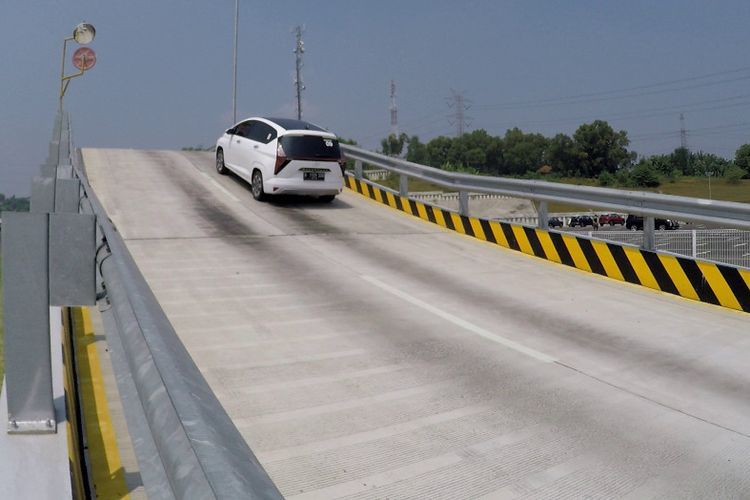 Hyundai Stargazer Menjajal Tanjakan di Lintasan Hyundai.(KOMPAS.com/Adityo Wisnu)  