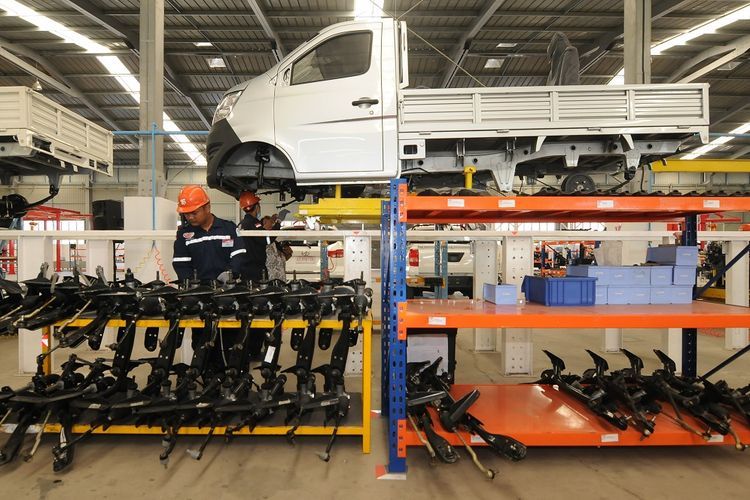 Pekerja merakit mobil pick up di Pabrik Mobil Esemka, Sambi, Boyolali, Jawa Tengah, Jumat (6/9/2019). Presiden Joko Widodo meresmikan pabrik mobil PT Solo Manufaktur Kreasi (Esemka) untuk mulai beroperasi memproduksi mobil. ANTARA FOTO/Aloysius Jarot Nugroho/foc.(ANTARA FOTO/Aloysius Jarot Nugroho)  