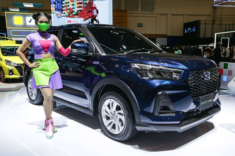 Daihatsu Rocky Hybrid dipamerkan di ajang Gaikindo Indonesia International Auto Show (GIIAS) 2022 di ICE BSD, Tangerang, Jumat (12/8/2022). Rocky Hybrid atau Rocky Series Hybrid menggunakan teknologi hibrida seri. Mesin konvensional pada mobil ini berfungsi sebagai generator untuk menyuplai energi ke baterai.(KOMPAS.com/KRISTIANTO PURNOMO)  