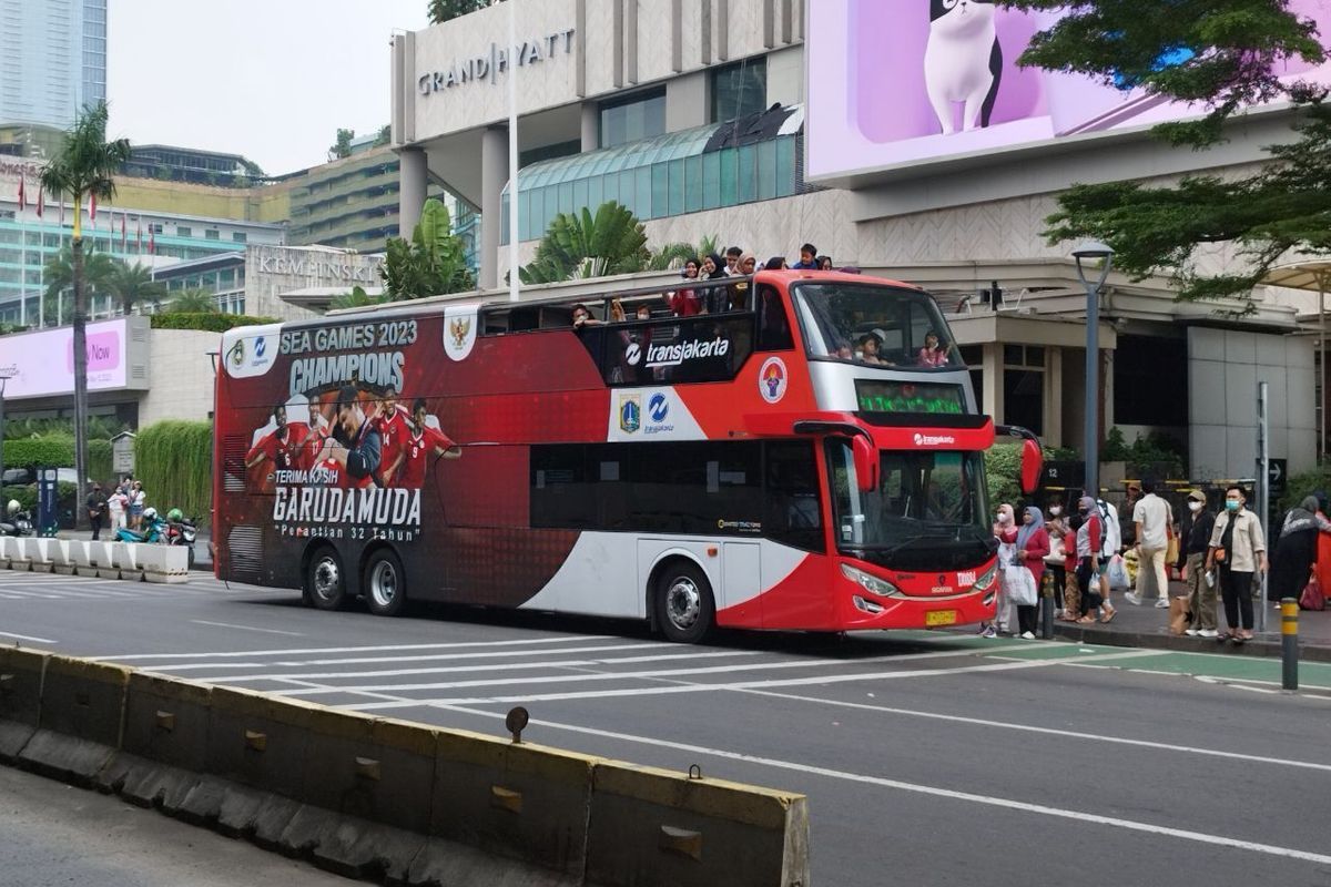 Bus BW4 Transjakarta di Halte Bundaran HI, Jakarta Pusat, Minggu (11/6/2023). (KOMPAS.com/XENA OLIVIA)(Xena Olivia)  