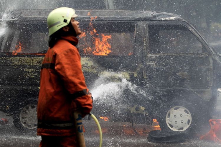 Video Angkot Terbakar Di SPBU, Begini Cara Tepat Untuk Memadamkan Api ...