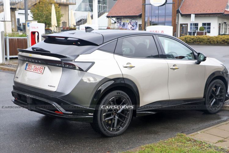 Mobil listrik yang diduga sebagai Nissan Ariya Nismo(Dok. Carscoops.com)  