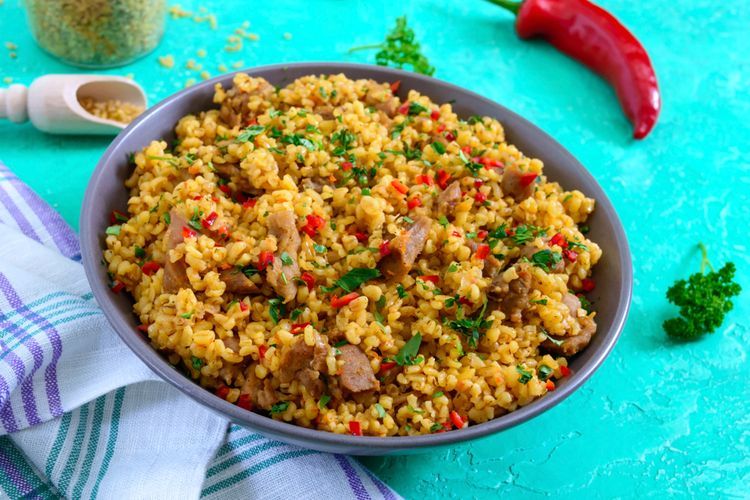 Salah satu olahan bulgur dengan ayam dan sayuran.  