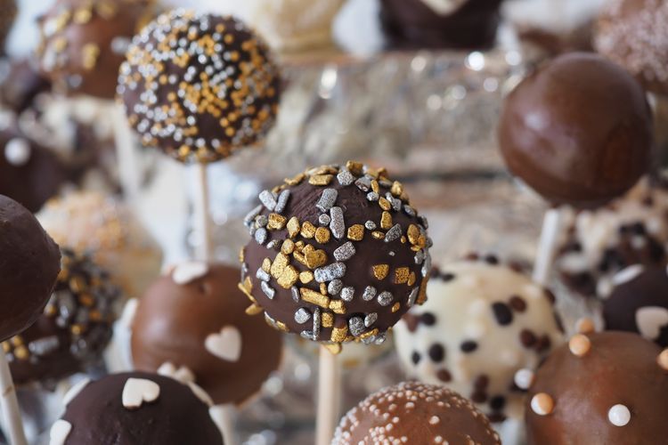 Ilustrasi cake pops atau kue loli lapis cokelat  