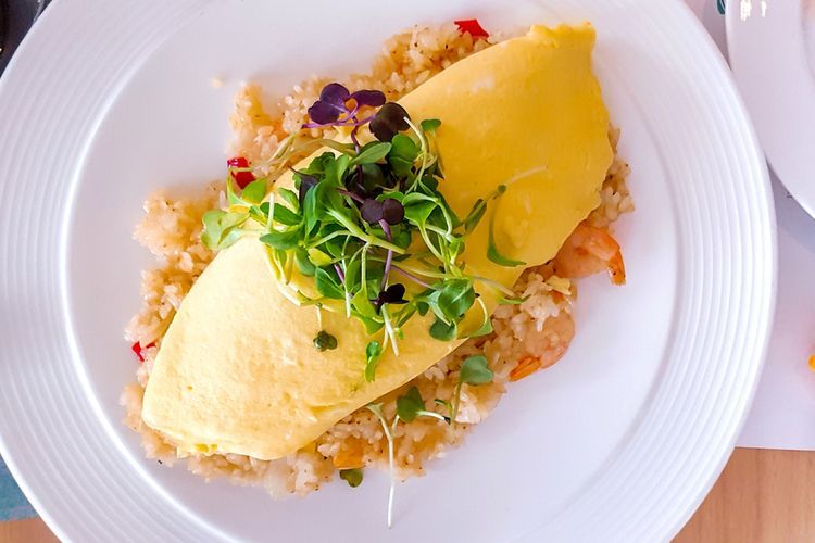 Ilustrasi omurice khas Jepang, nasi goreng omelet creamy.   